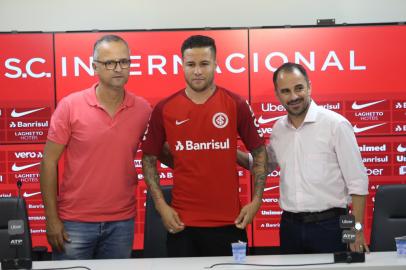 Lateral-direito Bruno é apresentado oficialmente no Inter. Bruno ao lado do vice de futebol Roberto Melo e do executivo Rodrigo Caetano