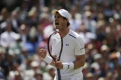  (FILES) In this file photo taken on July 12, 2017, Britains Andy Murray reacts after winning a game against US player Sam Querrey during their mens singles quarter-final match on the ninth day of the 2017 Wimbledon Championships at The All England Lawn Tennis Club in Wimbledon, southwest London. - Former world number one Andy Murrays ranking dropped as low as 839 during 2018 as he played only six tournaments, with the Scot arriving in Melbourne in January 2019 looking to prove he can compete again at the top level. (Photo by Daniel LEAL-OLIVAS / AFP) / RESTRICTED TO EDITORIAL USE -  TO GO WITH Tennis-Open-AUS-Murray, FOCUS by Daniel HICKSEditoria: SPOLocal: WimbledonIndexador: DANIEL LEAL-OLIVASSecao: tennisFonte: AFPFotógrafo: STF