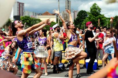  CAXIAS DO SUL, RS, BRASIL, 10/02/2018. Carnaval do Bloco da Ovelha movimenta o bairro São Pelegrino em trajeto até a Praça das Feiras. (Diogo Sallaberry/Agência RBS)