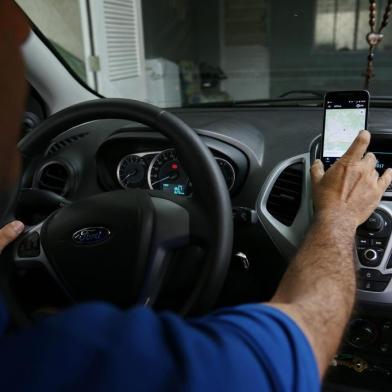 PORTO ALEGRE, RS, BRASIL, 08-01-2017. Motorista reclama do Uber. Ele prefere não ser identificado. (CARLOS MACEDO/AGÊNCIA RBS)