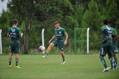  CAXIAS DO SUL, RS, BRASIL. (11/01/2019)Último treino do Juventude antes do amistoso contra o Veranópolis. Na foto, lateral-esquerdo Dimitry. (Antonio Valiente/Agência RBS)