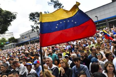  Anti-government activists listen to the president of Venezuelas opposition-led National Assembly Juan Guaido during an extraordinary open meeting in front of the headquarters of the United Nations Development Programme (UNDP) in Caracas on January 11, 2019. - Venezuelan President Nicolas Maduro began a new term on Thursday, with the economy in ruins and his regime more isolated than ever as regional leaders declared his re-election illegitimate and shunned his inauguration. (Photo by Yuri CORTEZ / AFP)Editoria: POLLocal: CaracasIndexador: YURI CORTEZSecao: governmentFonte: AFPFotógrafo: STF