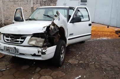 Dezessete apenados escapam do Presídio de Passo fundo após picape derrubar portão