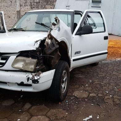 Dezessete apenados escapam do Presídio de Passo fundo após picape derrubar portão