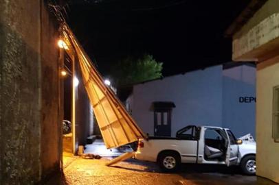 Dezessete apenados escapam do Presídio de Passo fundo após picape derrubar portão