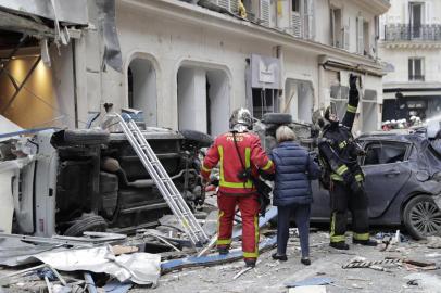 A woman is evacuated by firefighters after the explosion of a bakery on the corner of the streets Saint-Cecile and Rue de Trevise in central Paris on January 12, 2019. - A large explosion badly damaged a bakery in central Paris, injuring several people and smashing windows in surrounding buildings, police and AFP journalists at the scene said. A fire broke out after the blast at around 9am (0800 GMT) in the busy 9th district of the city, which police suspect may have been caused by a gas leak. (Photo by Thomas SAMSON / AFP)