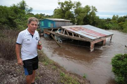 Cheia do Rio Ibirapuitã causa alagamentos em Alegrete. João Francisco Gonçalves Maciel, 55 anos, perdeu a casa na enchente