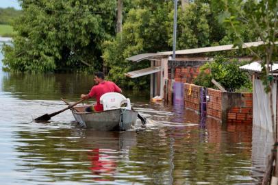 Cheia do Rio Ibirapuitã causa alagamentos em Alegrete. Eberson Santos, um carpinteiro que teve a residência inteiramente coberta pelo Ibirapuitã, entra e sai de casa de canoa há quatro dias.