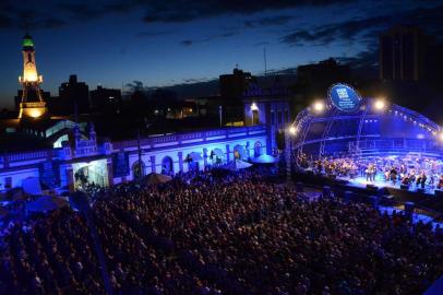 VII Festival Internacional Sesc de MúsicaOrquestra Acadêmica do Festival no Largo do Mercado Público em Pelotas-RSData:27-01-2016Foto: Flávio Neves