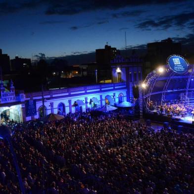 VII Festival Internacional Sesc de MúsicaOrquestra Acadêmica do Festival no Largo do Mercado Público em Pelotas-RSData:27-01-2016Foto: Flávio Neves