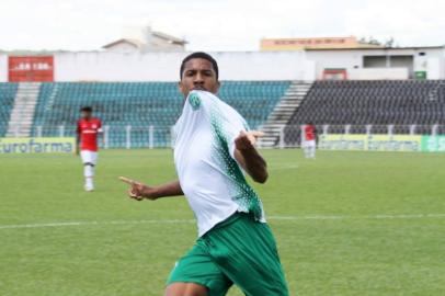  Davó marcou quatro gols na goleada por 5 a 0 do Guarani contra o Inter.