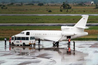  A view of the plane carrying Italian militant Cesare Battisti, wanted in Rome for four murders attributed to a far-left group in the 1970s, in Santa Cruz, Bolivia on January 13, 2019. - Former communist militant Cesare Battisti was handed over to Italian authorities by Bolivian officials in Santa Cruz on Sunday and put on a plane headed for Rome. (Photo by DANIEL WALKER / AFP)Editoria: CLJLocal: Santa Cruz de la SierraIndexador: DANIEL WALKERSecao: extraditionFonte: AFPFotógrafo: STR