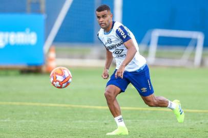 O meia-atacante Alisson participa de treino de pré-temporada do Grêmio no CT Luiz Carvalho, em Porto Alegre.