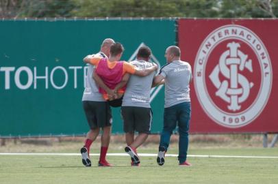 Treino InternacionalPORTO ALEGRE-RS, 14.01.2019 - TREINO-INTERNACIONAL - Matheus Galdezani do Internacional deixa o treinamento carregado após sentir lesão no Parque Gigante, nesta segunda-feira, 14. (Foto: Max Peixoto/DiaEsportivo/Folhapress) Local: Porto Alegre ;Rio Grande do Sul ;Brasil