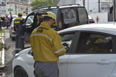 50 motoristas são flagrados sem cinto de segurança em pouco mais de uma hora de fiscalização em Caxias.