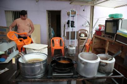  ALEGRETE, RS, BRASIL, 14.01.2019. Guilherme Grierson, chef de cozinha, teve perdas em sua cozinha devido as cheias em Alegrete.Foto: Fernando Gomes/Agência RBS