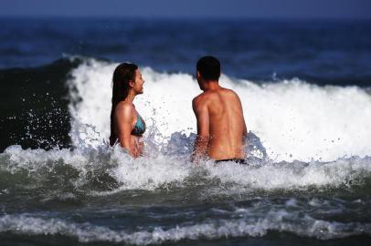  CAPÃO DA CANOA, RS, BRASIL, 14-01-2019: Mar claro, temperatura elevada e quase nada de vento em Capão da Canoa e Atlântida foram os presentes para quem ficou na praia depois do fim-de-semana (FOTO FÉLIX ZUCCO/AGÊNCIA RBS, Editoria SuaVida).