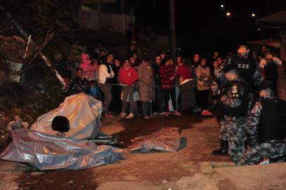  CAXIAS DO SUL, RS, BRASIL, 02/08/2018. Dois homens e duas mulheres foram mortos a tiro no bairro Planalto na noite desta quinta-feira. A chacina ocorreu em uma viela sem pavimentação, conhecida como Esperança, que fica junto à Rua Natal Idalino Fadanelli, por volta das 20h10min. As informações são da Brigada Militar (BM), que isola o local. (Porthus Junior/Agência RBS)