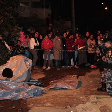  CAXIAS DO SUL, RS, BRASIL, 02/08/2018. Dois homens e duas mulheres foram mortos a tiro no bairro Planalto na noite desta quinta-feira. A chacina ocorreu em uma viela sem pavimentação, conhecida como Esperança, que fica junto à Rua Natal Idalino Fadanelli, por volta das 20h10min. As informações são da Brigada Militar (BM), que isola o local. (Porthus Junior/Agência RBS)