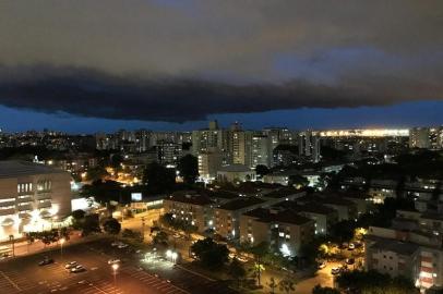  PORTO ALEGRE, RS, BRASIL, 14.01.2019. Nuvem grande se forma no céu de Porto Alegre, armando chuva.Foto: João Praetzel/Agência RBS