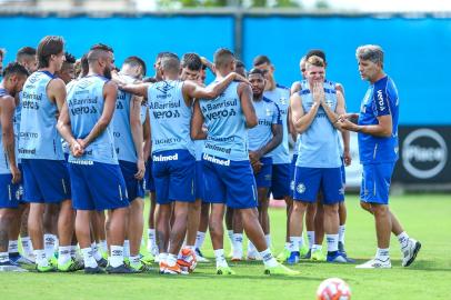 Elenco do Grêmio em conversa com o técnico Renato Portaluppi