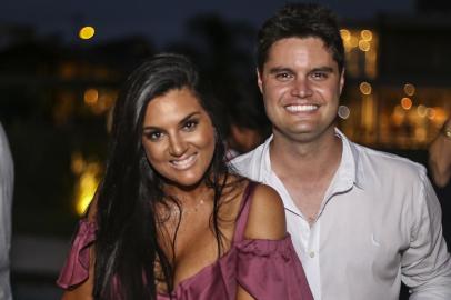 Daniela Calil comemora aniversário de 34 anos em Atlântida. Na foto, Daniela Calil e André Behs.