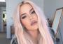 Khloé Kardashian faz sucesso com cabelo rosé gold!  Será que a tendência pega de novo?