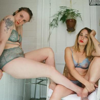 As atrizes Lena Dunham e Jemima Kirkle na campanha da Lonely (Divulgação)NoneImportação 