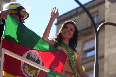 Fabiane Niclotti desfila no topo de um carro de bombeiros na Capital,Foto: Arivaldo Chave