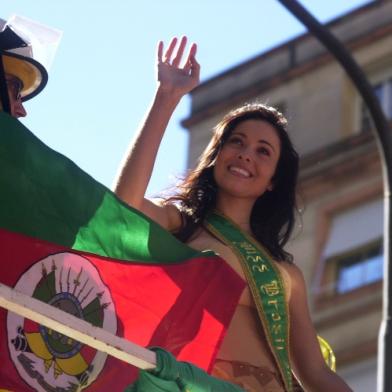 Fabiane Niclotti desfila no topo de um carro de bombeiros na Capital,Foto: Arivaldo Chave