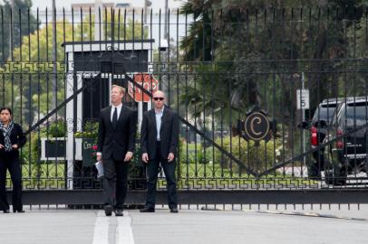 Seguranças guardam a entrada do cémitério Hollywood Forever durante enterro da estilistas