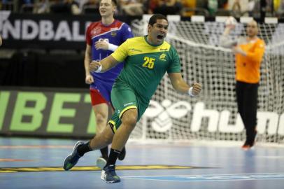  Brazils Vinicius Teixeira celebrates during the IHF Mens World Championship 2019 Group A handball match between Russia and Brazil at the Mercedes-Benz Arena in Berlin on January 15, 2019. (Photo by Odd ANDERSEN / AFP)Editoria: SPOLocal: BerlinIndexador: ODD ANDERSENSecao: handball (team)Fonte: AFPFotógrafo: STF