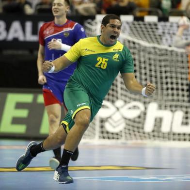  Brazils Vinicius Teixeira celebrates during the IHF Mens World Championship 2019 Group A handball match between Russia and Brazil at the Mercedes-Benz Arena in Berlin on January 15, 2019. (Photo by Odd ANDERSEN / AFP)Editoria: SPOLocal: BerlinIndexador: ODD ANDERSENSecao: handball (team)Fonte: AFPFotógrafo: STF