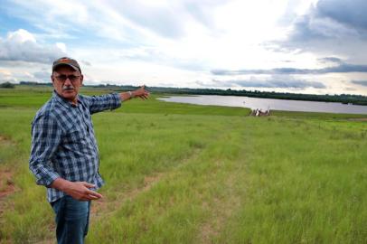  ALEGRETE, RS, BRASIL - 15/01/2019 - Artur Pacheco, produtor de arroz em Alegrete, teve prejuízos na lavoura. Grande parte de sua plantação ficou embaixo do alagamento, causando perdas na produção e destruição no sistema de irrigamento.