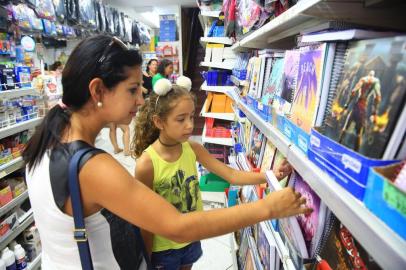  PORTOALEGRE-RS-BR - 14.01.2019Variação dos preços de materiais escolares.Elisangela Bosse (40 anos) e a filha Letícia Bosse ( 9 anos), na papeplaria Brasil, comprando parte do material escolar.FOTÓGRAFO: TADEU VILANI AGêNCIARBS