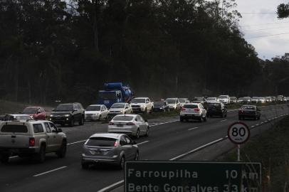  CAXIAS DO SUL, RS, BRASIL, 19/08/2018 - Obra de recapeamento na pista causa transtornos na ERS 122/ 453. (Marcelo Casagrande/Agência RBS)