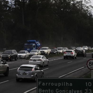  CAXIAS DO SUL, RS, BRASIL, 19/08/2018 - Obra de recapeamento na pista causa transtornos na ERS 122/ 453. (Marcelo Casagrande/Agência RBS)