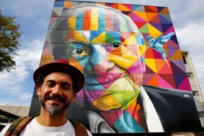  PORTO ALEGRE, RS, BRASIL 15/01/2019 - O grafiteiro Eduardo Kobra, realizou uma intervenção no novo prédio do Colégio Farroupilha. A obra é uma homenagem ao poeta gaúcho Mário Quintana em uma área de 14m x 14m.. (FOTO: ROBINSON ESTRÁSULAS/AGÊNCIA RBS)