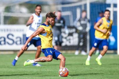 Treino Gremio RS - FUTEBOL/GREMIO  - ESPORTES - Jogadores do Gremio realizam treino tÃ©cnico na tarde desta segunda-feira durante o decimo segundo dia da PrÃ©-Temporada Laghetto HotÃ©is 2019. Jogador Juninho Capixaba. FOTO: LUCAS UEBEL/GREMIO FBPAEditoria: SPOIndexador: Lucas UebelSecao: futebolFonte: Gremio.netFotógrafo: Treino Gremio 