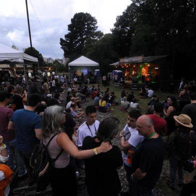  CAXIAS DO SUL, RS, BRASIL, 23/11/2018. 11º Mississippi Delta Blues Festival, MDBF, no Largo da Estação Férrea - 2º dia. Na foto, Bob Stronger & The Headcutters, no Front Porch. (Felipe Nyland)