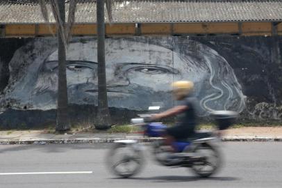  PORTO ALEGRE, RS, BRASIL - 2019.01.16 - Grafite de Jesus Cristo, na avenida Mauá, é comparado com o olhar de Mona Lisa, que segundo dizem retribui o olhar do espectador. (Foto: ANDRÉ ÁVILA/ Agência RBS)