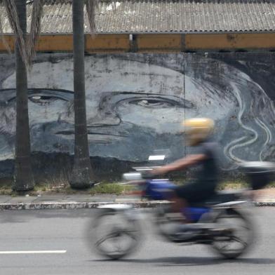  PORTO ALEGRE, RS, BRASIL - 2019.01.16 - Grafite de Jesus Cristo, na avenida Mauá, é comparado com o olhar de Mona Lisa, que segundo dizem retribui o olhar do espectador. (Foto: ANDRÉ ÁVILA/ Agência RBS)