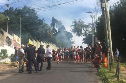 Um grupo de moradores do bairro São José bloqueia o trânsito na Rua 9 de Julho, na tarde desta quarta-feira (16), em protesto contra a falta de água na região. Conforme os moradores, o problema persiste há 10 dias. 