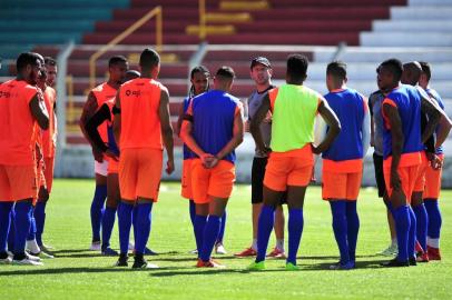  VERANÓPOLIS, RS, BRASIL. (28/12/2018)Treino do Veranópolis no estádio Antônio David Farina. Na foto, técnico Sananduva. (Antonio Valiente/Agência RBS)