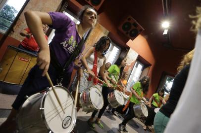 PORTO ALEGRE, RS, BRASIL 07/03/2016 - As Batucas- Orquestra Feminina de Bateria e Percussão. (FOTO: LAURO ALVES/AGÊNCIA).