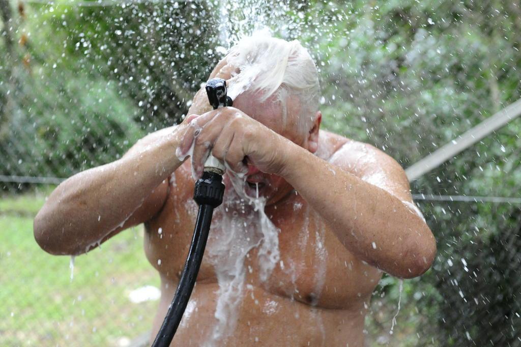 VÍDEO: sem água há mais de uma semana, moradores de Porto Alegre usam praça  pública para tomar banho | GZH