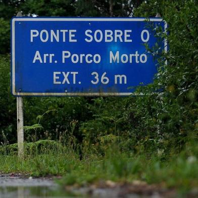 SÃO FRANCISCO DE PAULA, RS, BRASIL, 15/01/2019Nos região dos Campos de Cima da Serra, no Nordeste do Rio Grande do Sul, localidades de nomes curiosos como Faxinal dos Pelúcios, Passo do Inferno, Arrepio e Matemático, entre outras, revelam histórias e personagens igualmente peculiares. Placa em lajeado grande(Lucas Amorelli/Agência RBS)