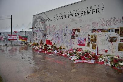 PORTO ALEGRE, RS, BRASIL, 13-06-2014. Memorial do Fernandão destruído com a chuva. (FOTO: FELIX ZUCCO/AGENCIA RBS/ESPORTE)