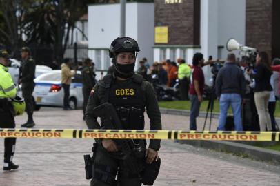 Security forces work at the site of an apparent car bomb attack on a police cadet training school in Bogota, that left at least four people dead and 10 injured on January 17, 2019. - It seems there was a car bomb inside the General Santander School, said the citys mayor, Enrique Penalosa. (Photo by JUAN BARRETO / AFP)