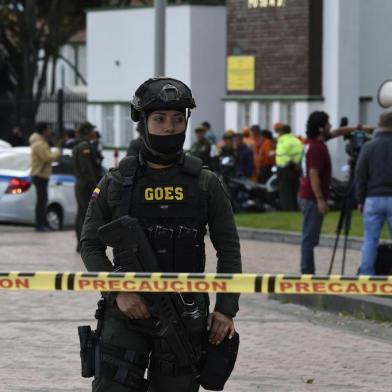 Security forces work at the site of an apparent car bomb attack on a police cadet training school in Bogota, that left at least four people dead and 10 injured on January 17, 2019. - It seems there was a car bomb inside the General Santander School, said the citys mayor, Enrique Penalosa. (Photo by JUAN BARRETO / AFP)